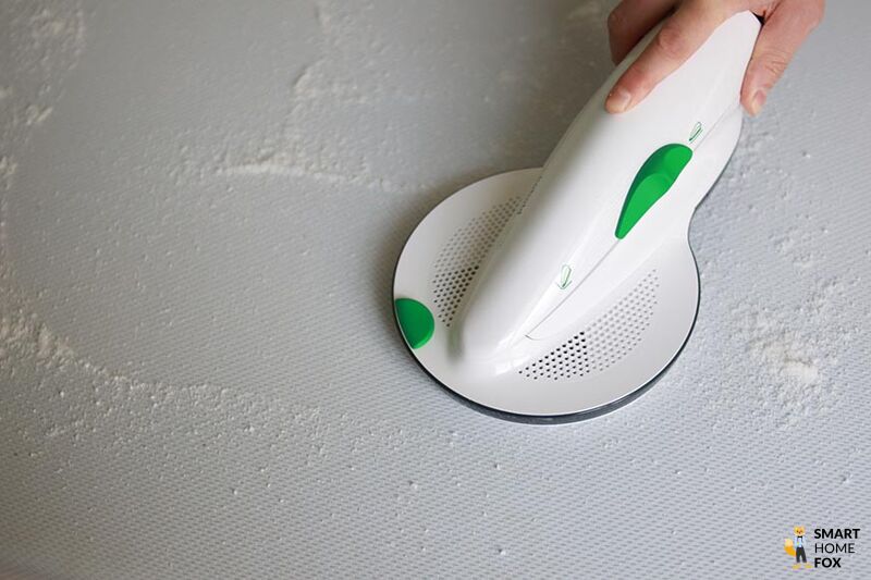 Lavenia Pulver wird in die Matratze mit der MP100 eingearbeitet